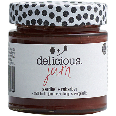 delicious. jam aardbei rabarber