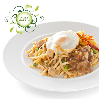 Chef Martin Bami goreng met kipsaté en ei